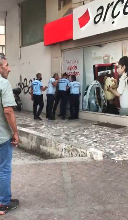 Antalya'da seyyar satıcı zabıtalar tarafından dövüldü #1
