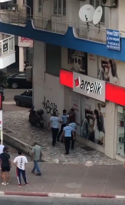 Antalya'da seyyar satıcı zabıtalar tarafından dövüldü #4