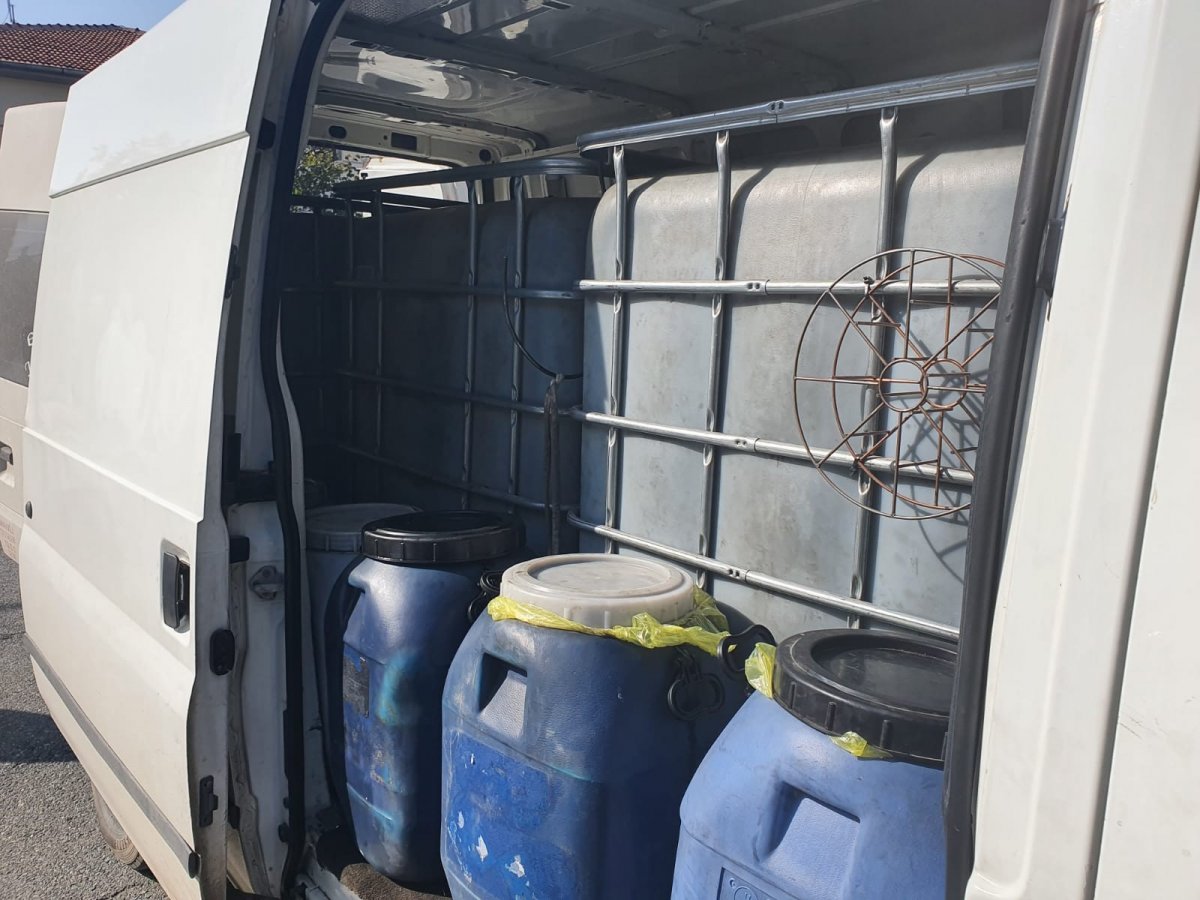 Antalya'da minibüste kaçak akaryakıt ele geçirildi