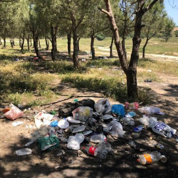 Arnavutköy'de piknik yapanlardan geriye çöpler kaldı