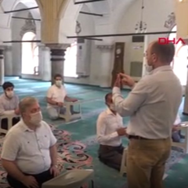 Saldırı sonrası İzmir'deki camilerde ezan okuma dersleri