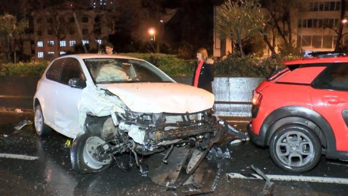 Bağcılar'da zincirleme trafik kazasına 10 araç karıştı