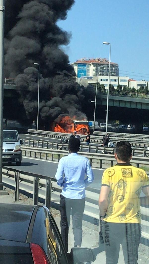 Bakırköy de metrobüste yangın çıktı #2