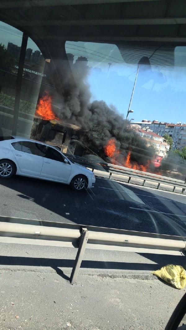 Bakırköy de metrobüste yangın çıktı #3