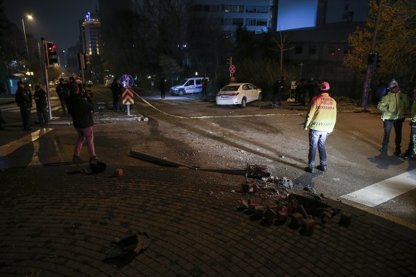Başkentte bir otomobil polis aracına çarptı: 3 yaralı