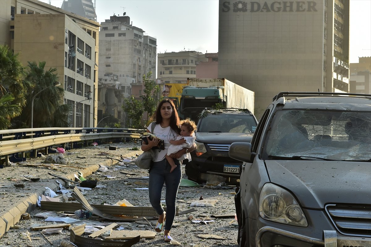 Beyrut Valisi patlama sonrası gözyaşlarını tutamadı #6