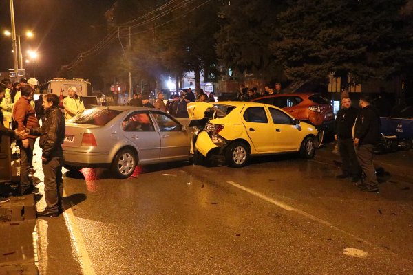 Bolu'da alkollü sürücü cadde üzerindeki 7 araca çarptı