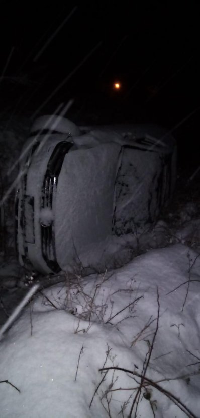 Bursa'da 2 araç karlı yolda kayarak şarampole yuvarlandı