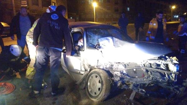 Bursa'da alkollü sürücü park halindeki minibüse çarptı