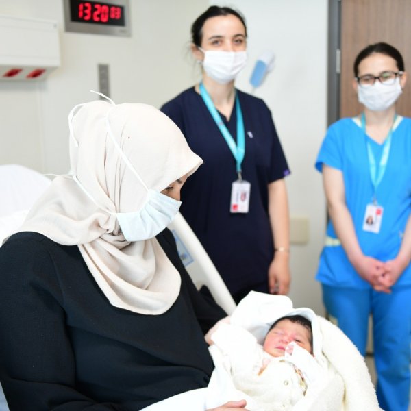 Çam ve Sakura Hastanesi’nde ilk bebek doğdu