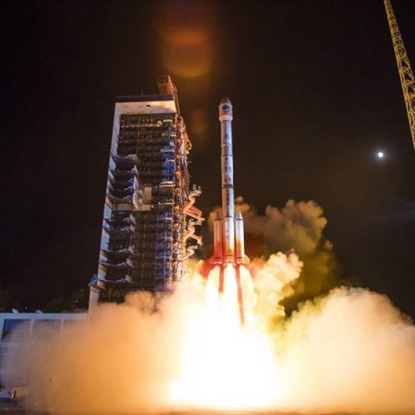 Çin'in uzaya astronot taşıyacak roketi Dünya'ya indi