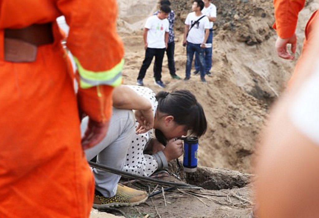 Çin'de 50 metrelik kuyuya düşen bebeğin mucize kurtuluşu