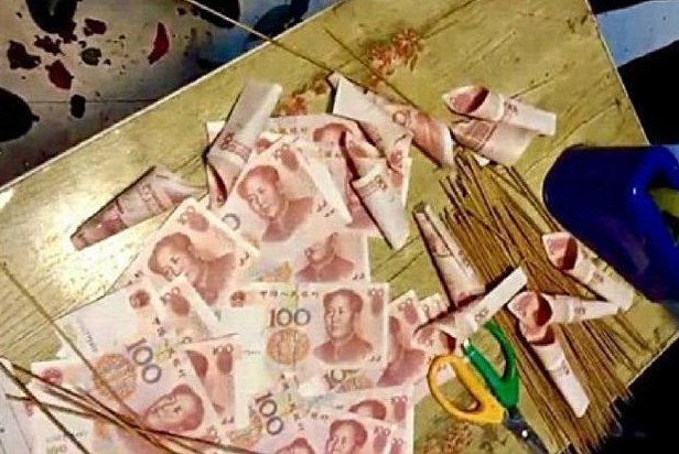 Çinli adamdan sevgilisine çiçek yerine para buketi