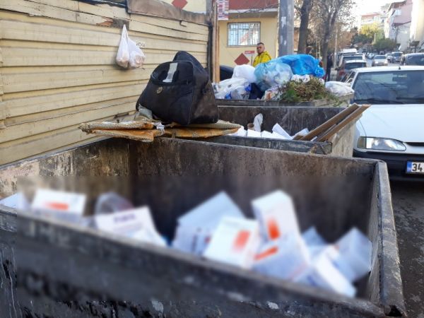 Çöp konteynırında yüzlerce kutu ilaç bulundu -1