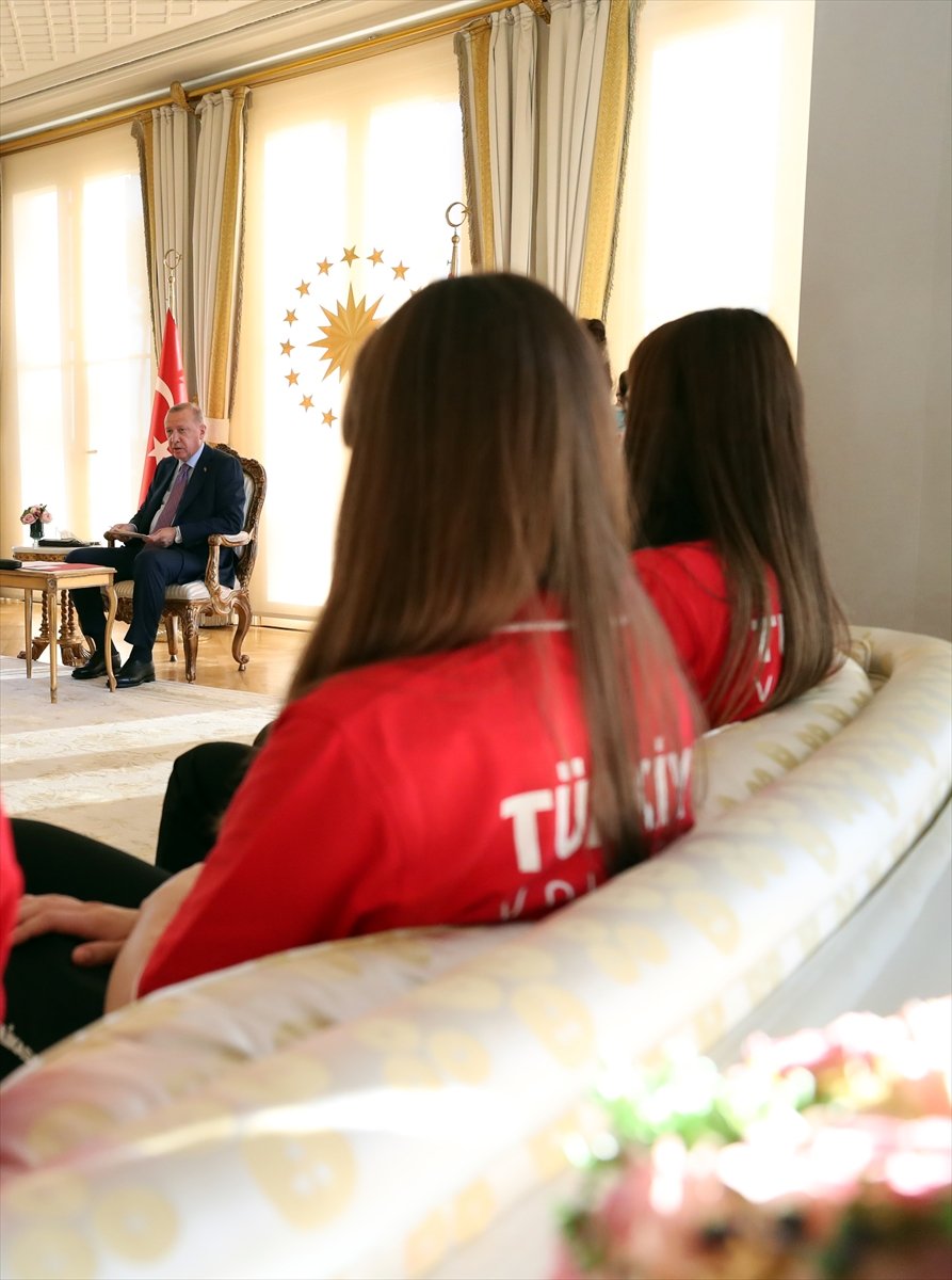 Cumhurbaşkanı Erdoğan, Avrupa şampiyonu voleybolcularımızı kabul etti #9