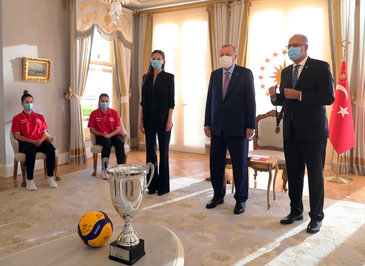 Cumhurbaşkanı Erdoğan, Avrupa şampiyonu voleybolcularımızı kabul etti #14