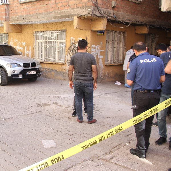 Diyarbakır'da saldırıya uğrayan polis şehit oldu