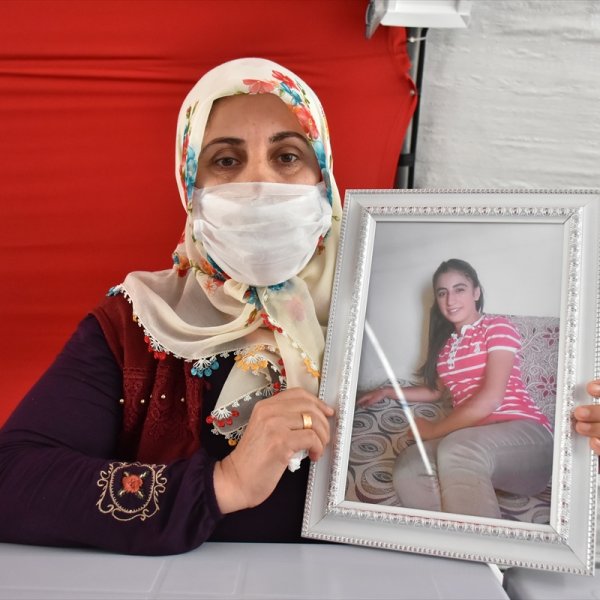 Diyarbakır'daki evlat nöbetine bir anne daha katıldı #1
