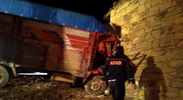 Duvara çarpan kamyonda sıkışan 2 kişi yaralandı -1