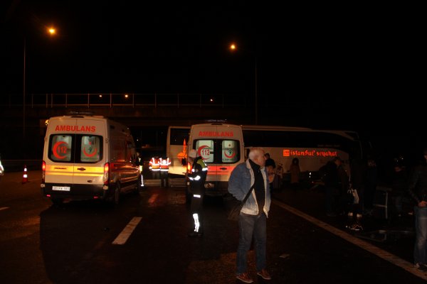 Düzce'de yolcu otobüsü bariyerlere çarparak yoldan çıktı