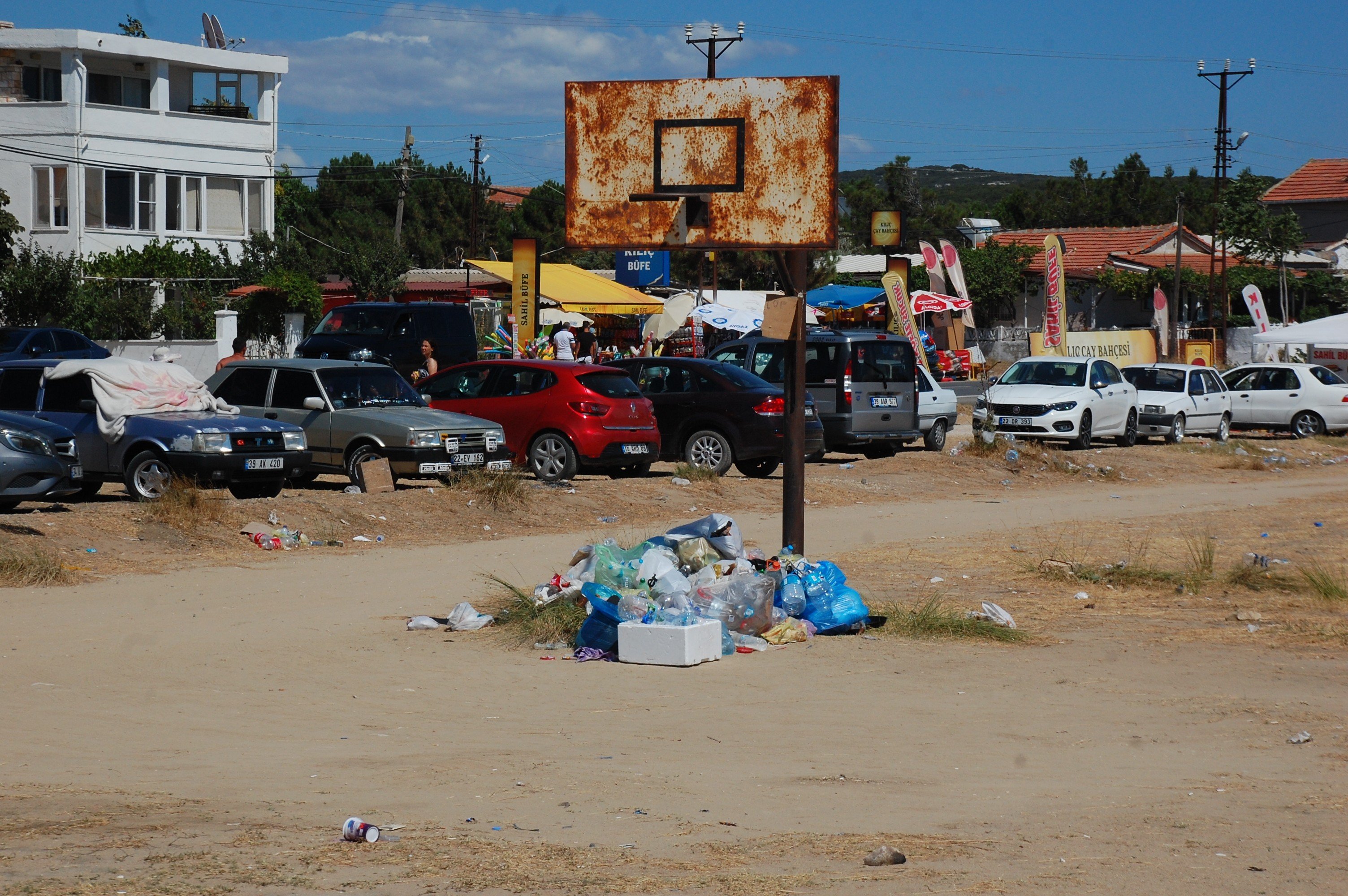 Edirne'de tatilciler plajları kirletip gittiler #1