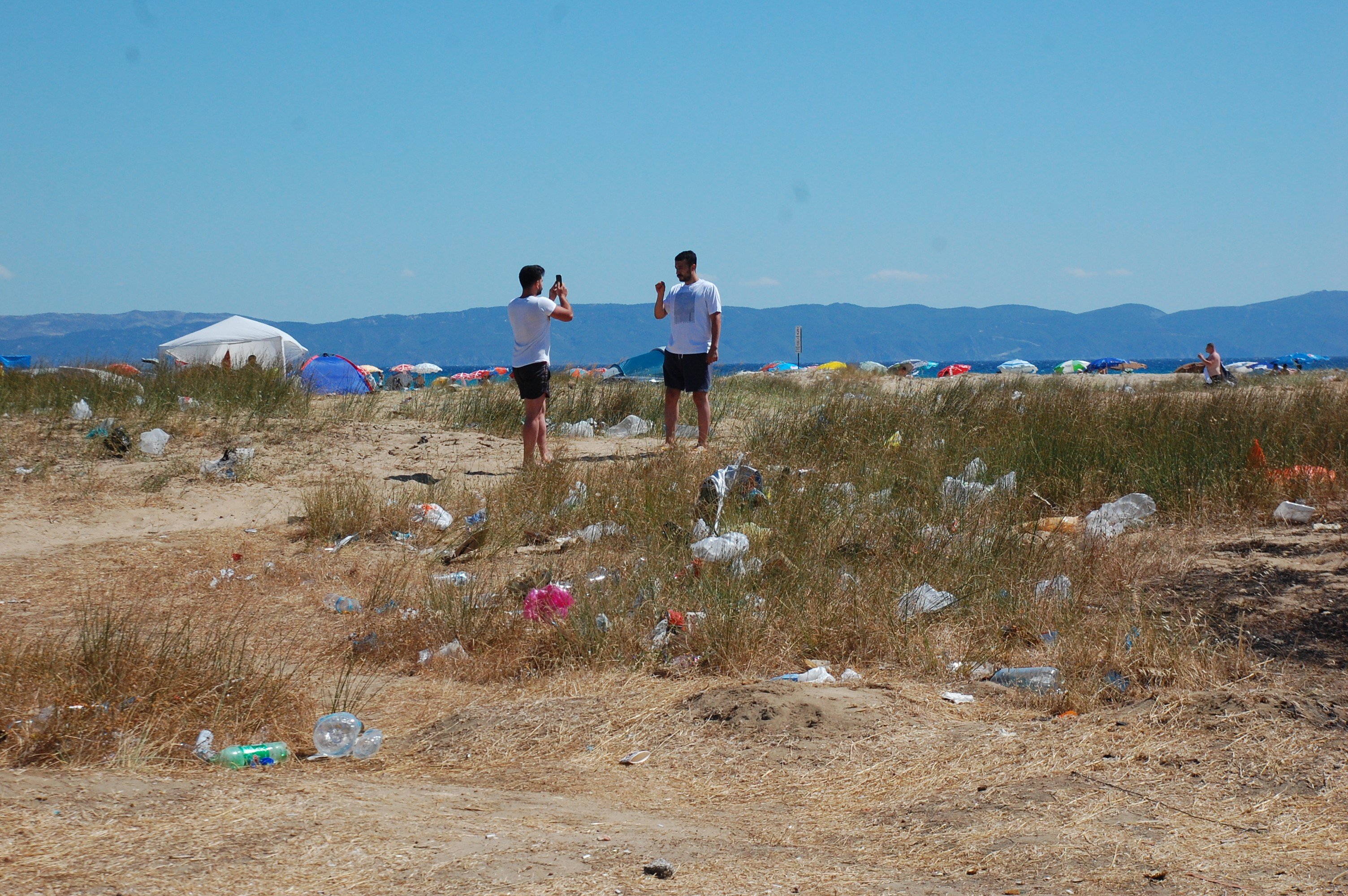 Edirne'de tatilciler plajları kirletip gittiler #2
