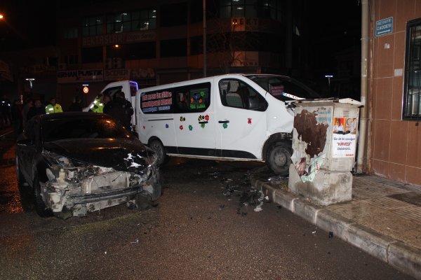 Elazığ'da otomobil ile minibüsün çarpıştı: 3 yaralı