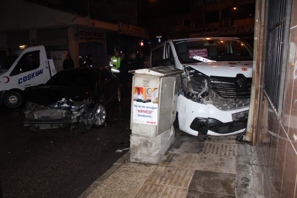 Elazığ'da otomobil ile minibüsün çarpıştı: 3 yaralı