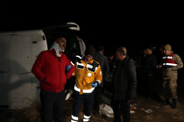 Erzincan'da yolcu otobüsü bir araca çarpıp şarampole uçtu