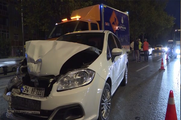Esenler'de 2 aracın çarpışması sonucu 4 kişi yaralandı