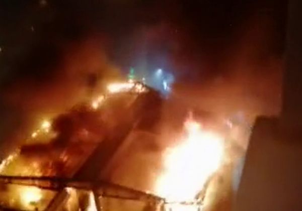 Esenyurt ’ta bir nargile kafenin çatısı alev alev yandı -1