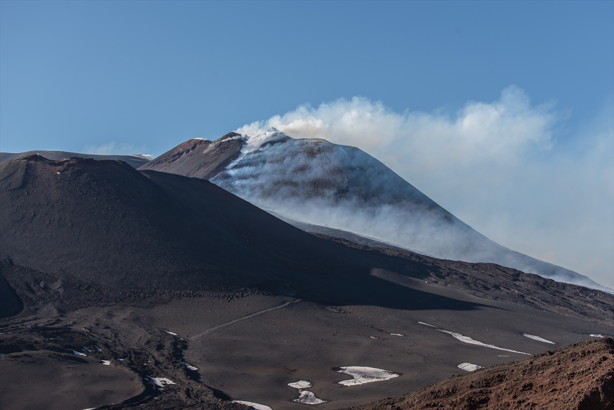 Etna yanardağı bir aydır aktif