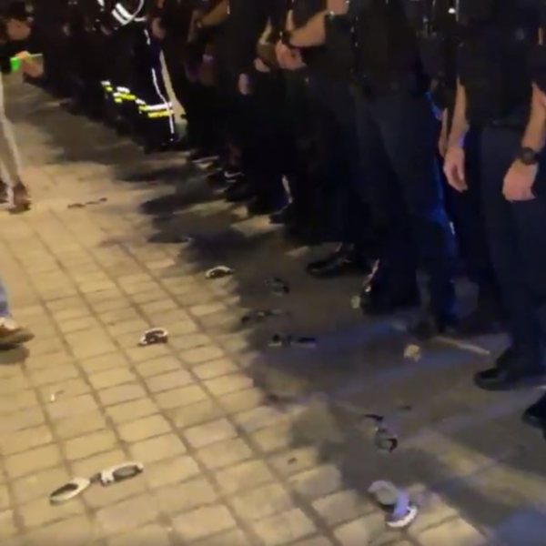 Fransız polisler, kelepçeleri yere attı #1