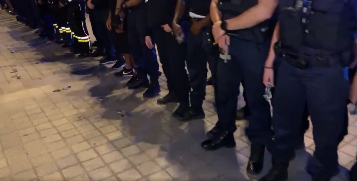 Fransız polisler, kelepçeleri yere attı #2