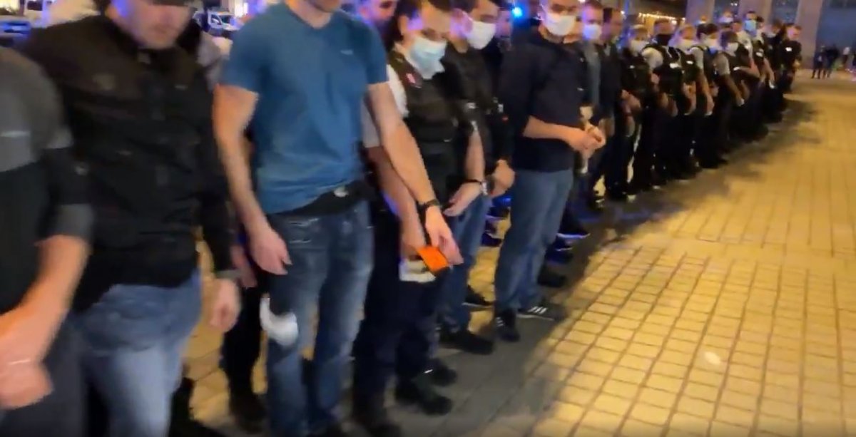 Fransız polisler, kelepçeleri yere attı #3
