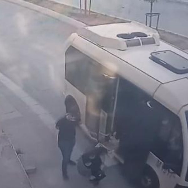 Gaziosmanpaşa'da bir kadın minibüsten düştü