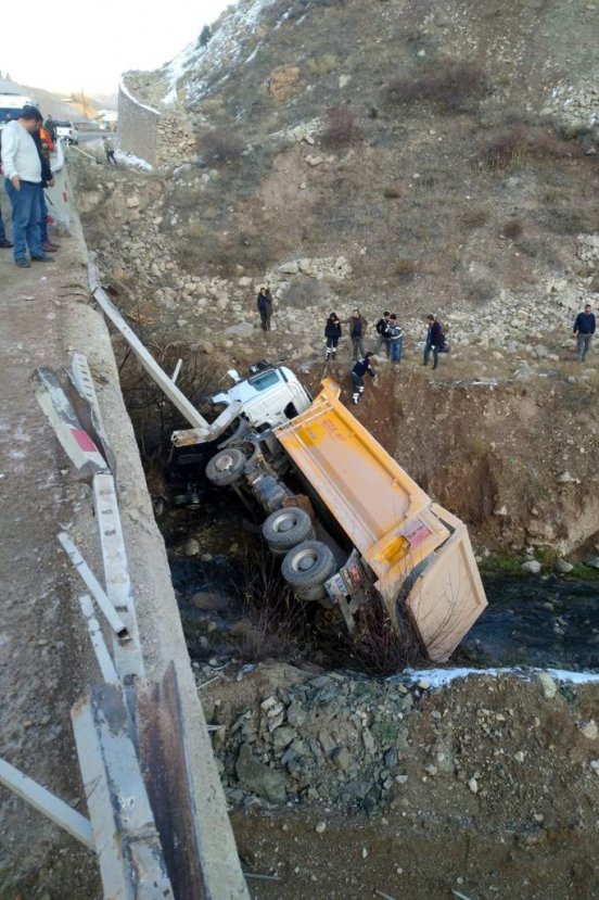 Gümüşhane'de köprüden düşen kamyonun sürücüsü öldü