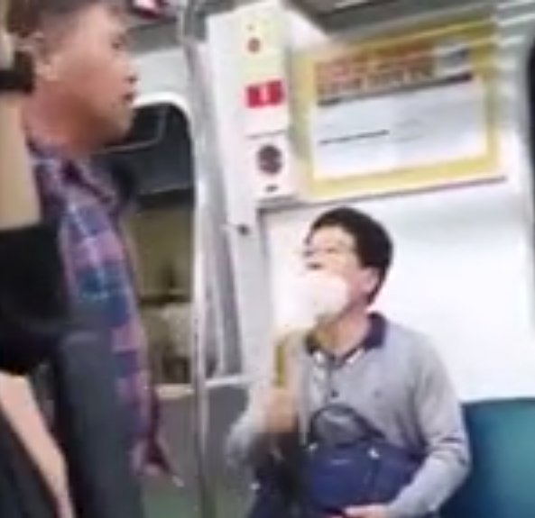 Güney Kore de metroya maskesiz bindi, uyarılınca yolculara saldırdı #1