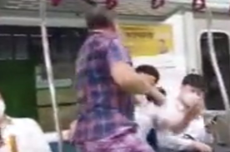 Güney Kore de metroya maskesiz bindi, uyarılınca yolculara saldırdı #2