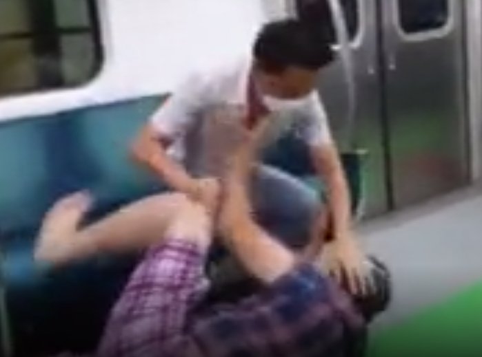 Güney Kore de metroya maskesiz bindi, uyarılınca yolculara saldırdı #3