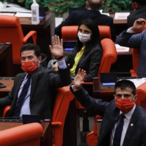 HDP, CHP'nin Atatürk imzalı maskesini kabul etmedi