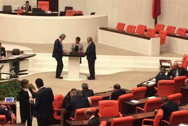 HDP'li Yiğitalp'ten Meclis kürsüsünü işgal 