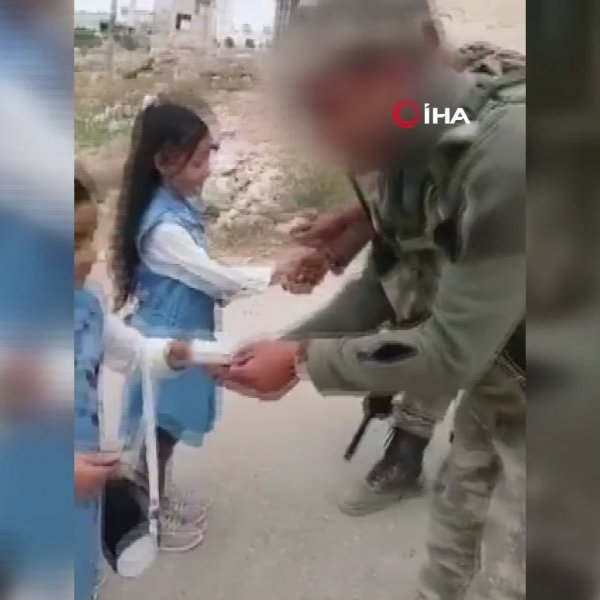 İdlib'de Türk askerlerinden çocuklara bayram harçlığı