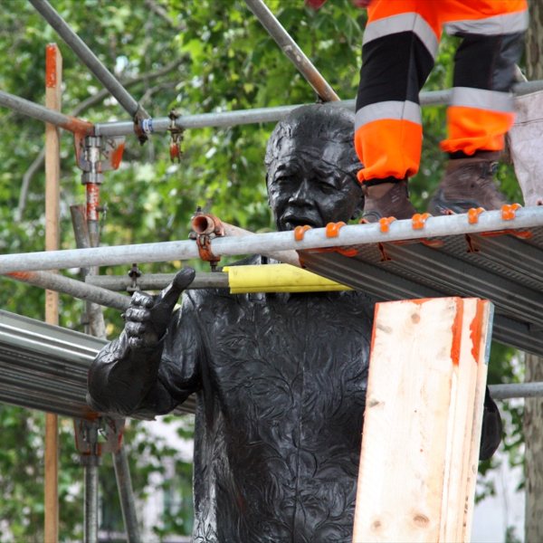 İngiltere'de Gandhi ve Mandela heykelerine de koruma