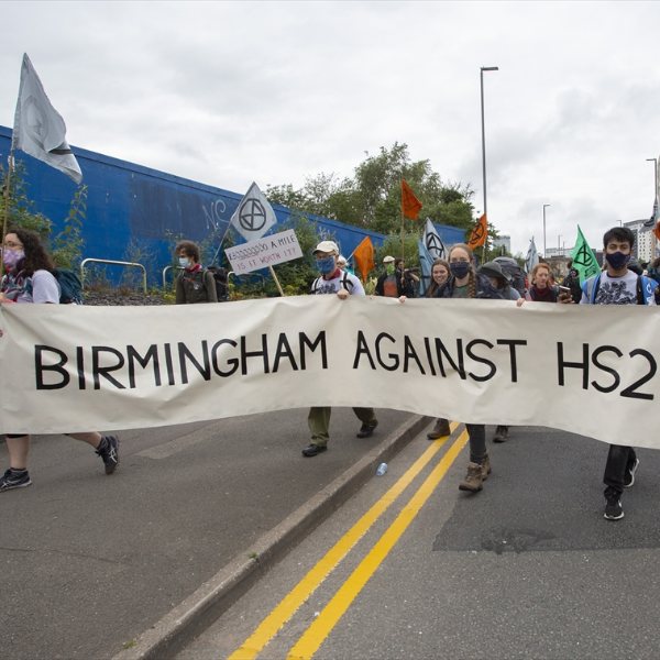 İngiltere'de HS2 demiryolu projesi protesto edildi