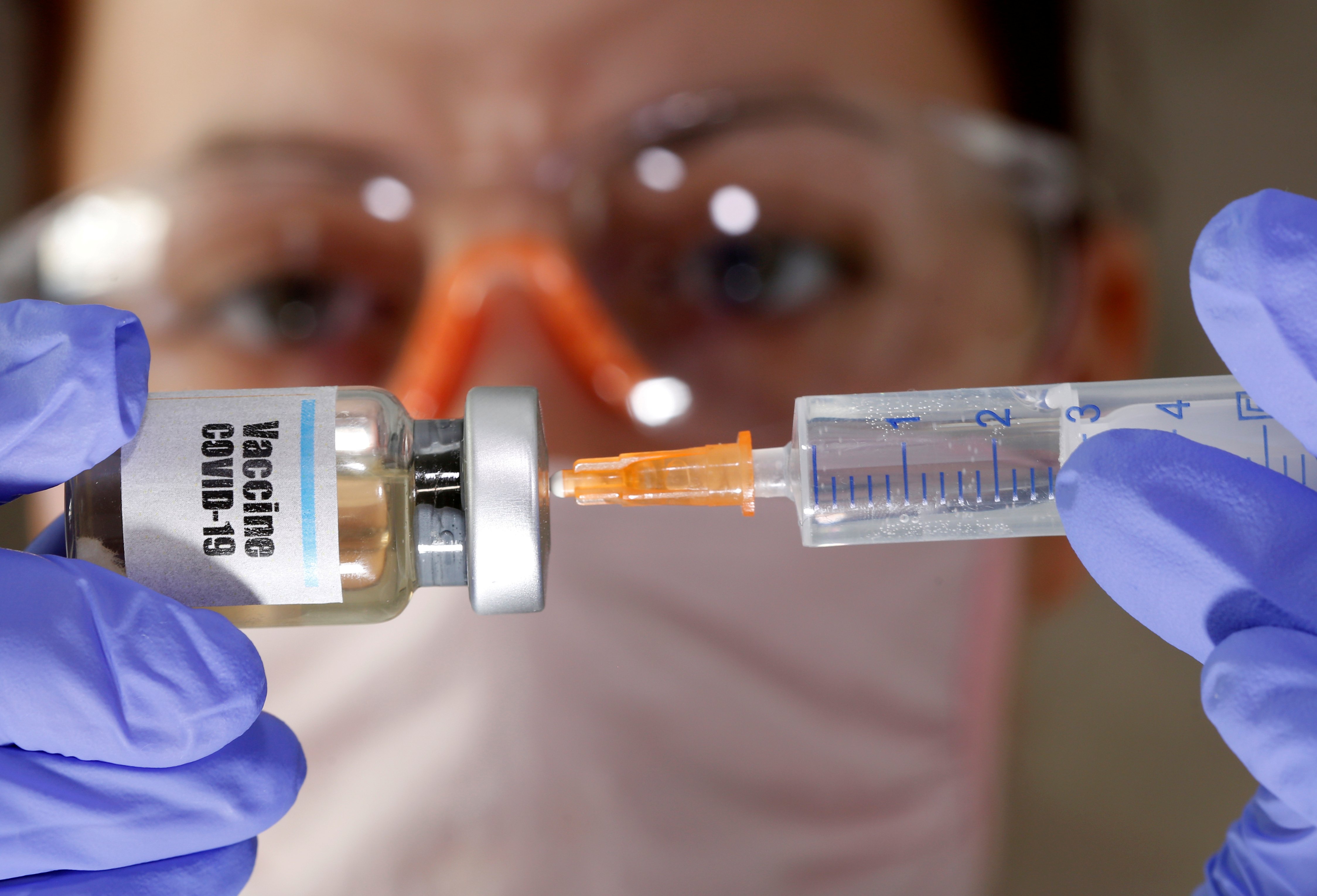 İngiltere'de koronavirüs aşısında yeni aşamaya geçildi #1