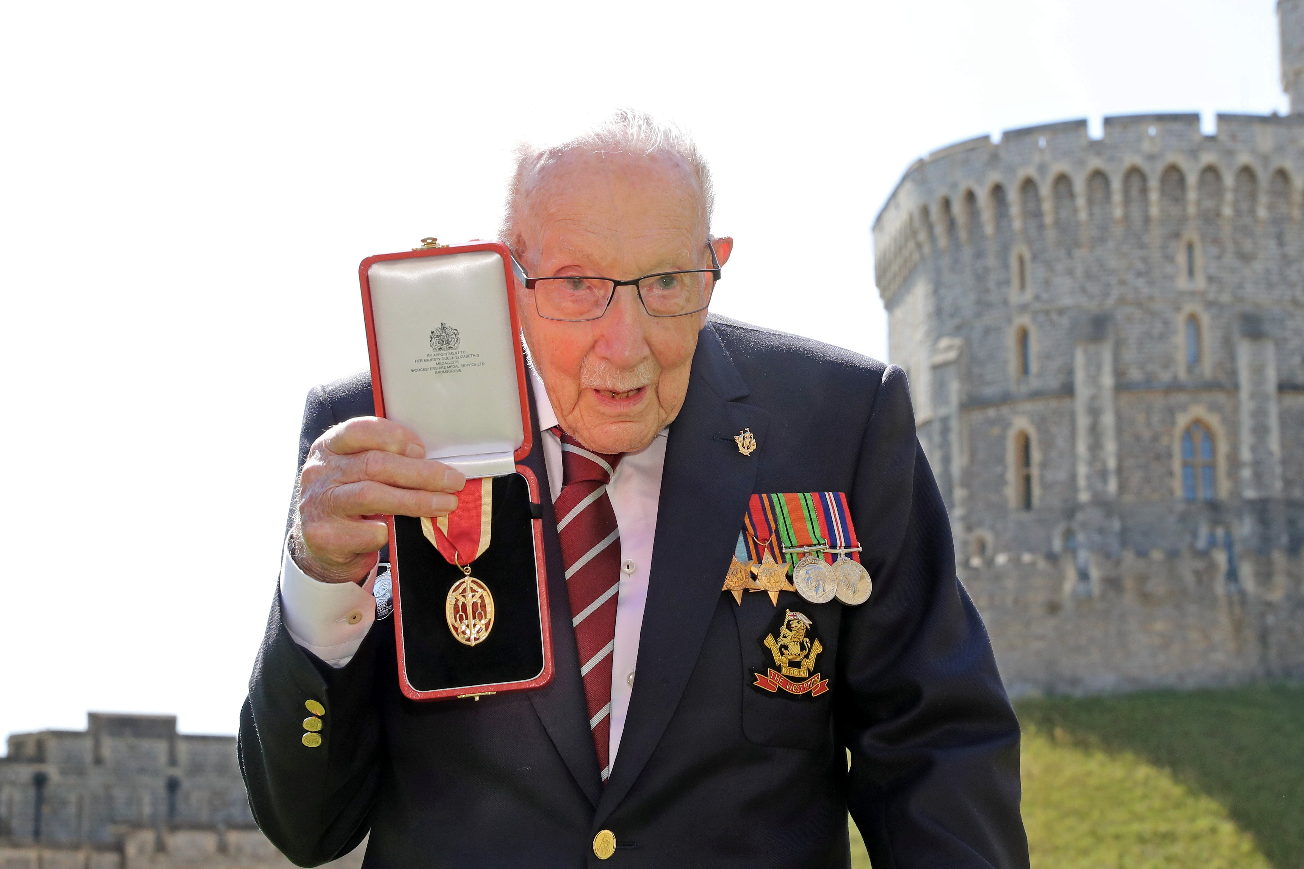 İngiltere'de yüzbaşı Tom Moore şövalye oldu #1