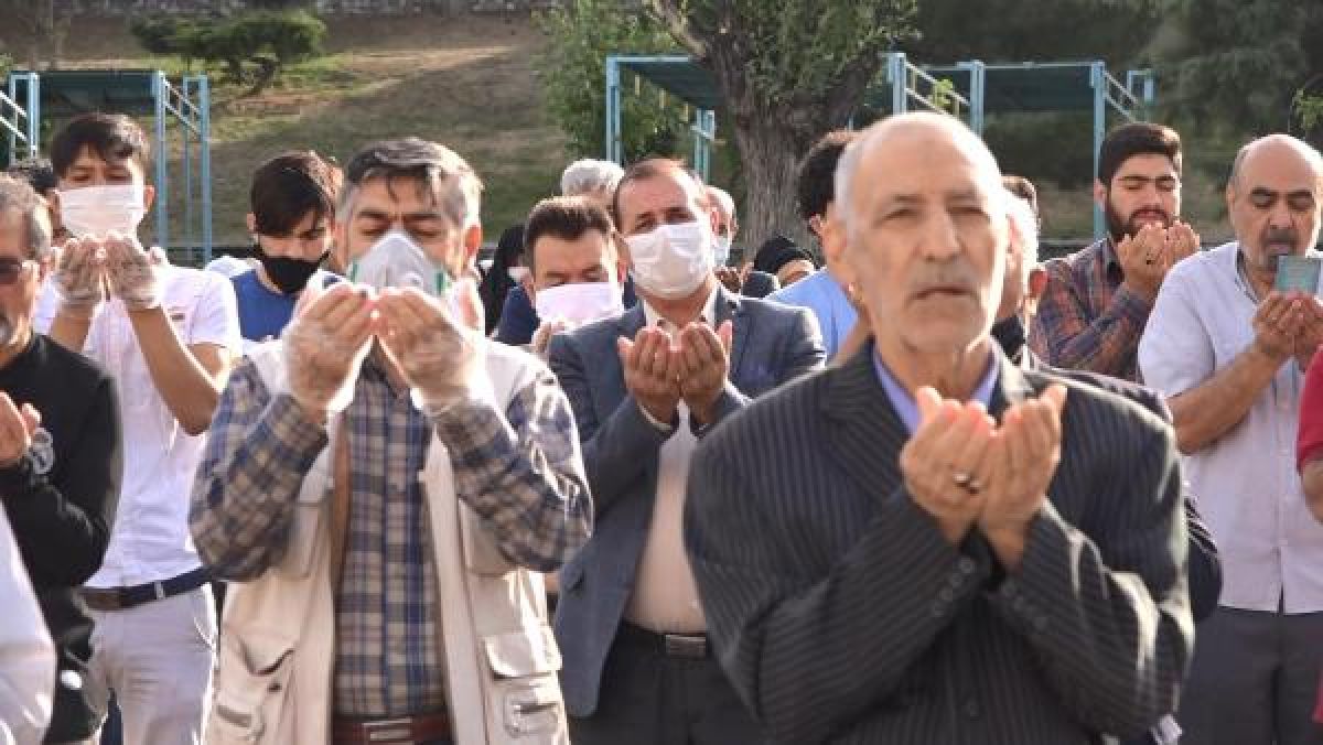 İran’da bayram namazı koronavirüs gölgesinde kılındı -4