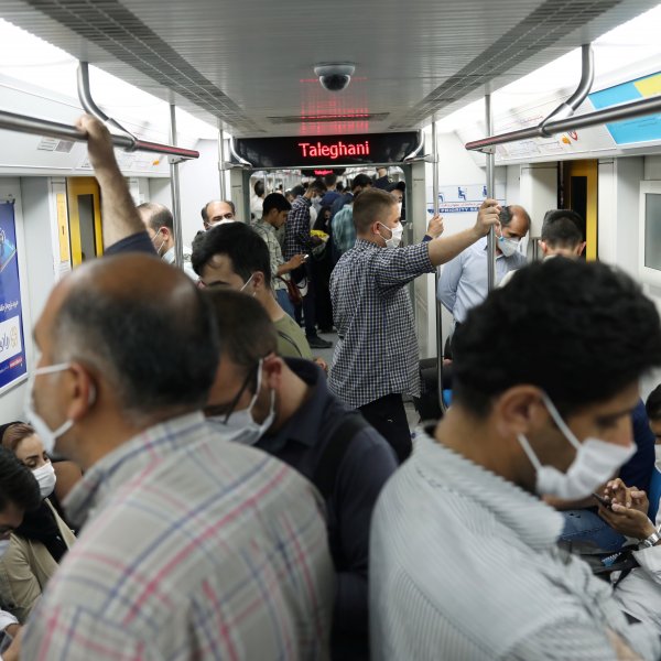 İran’da maske zorunluluğu getirildi #1
