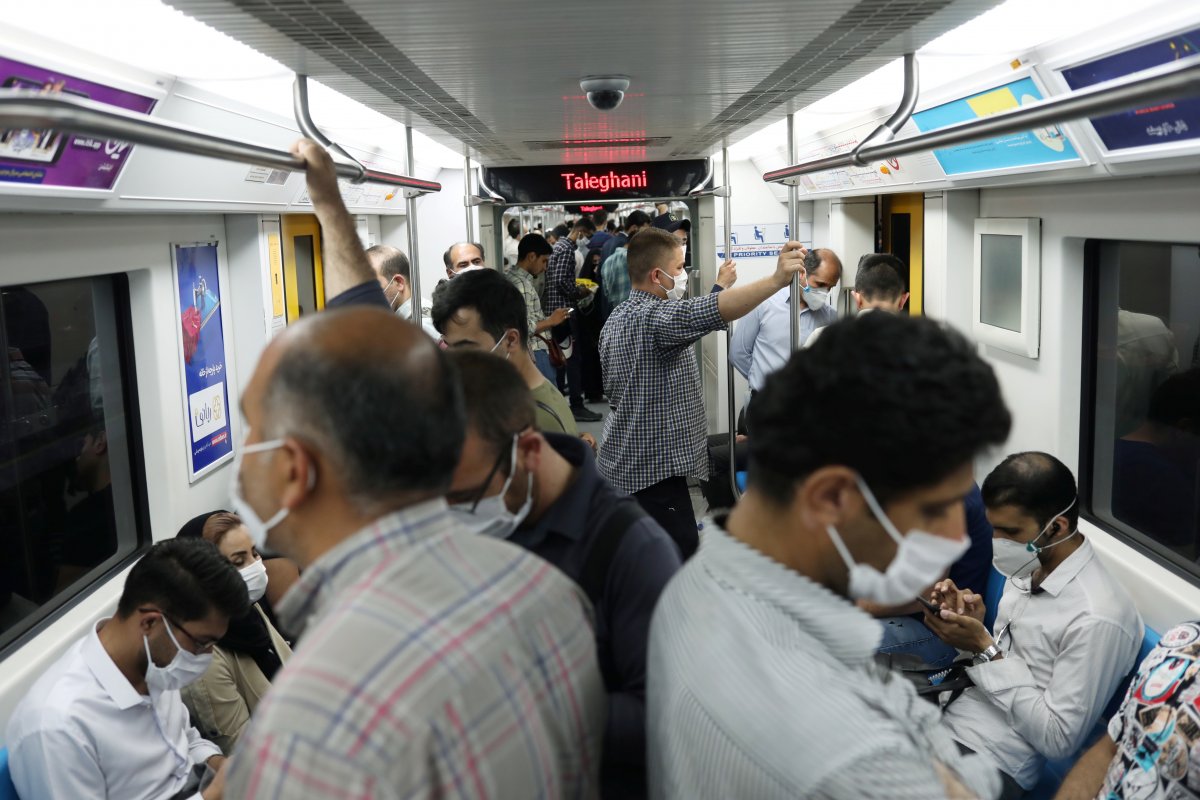 İran’da maske zorunluluğu getirildi #5